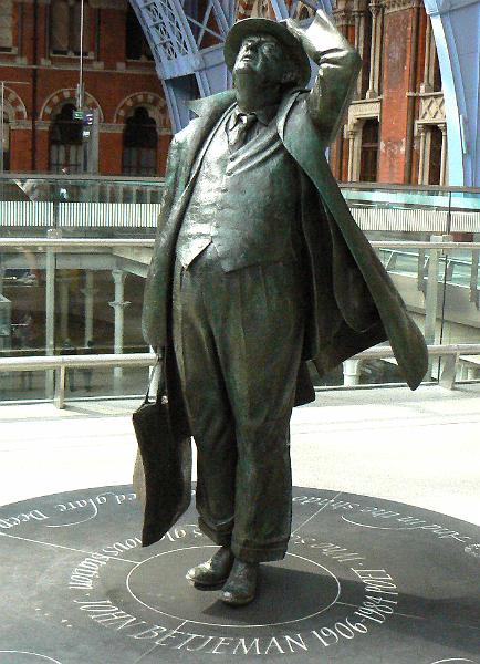 hetjeman2-060608.jpg - John Betjeman statue, St Pancras station.