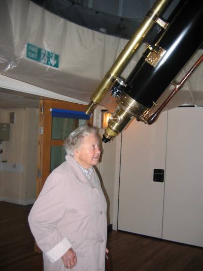 Professor Margaret Burbidge visits UCLO looking through the Fry telescope