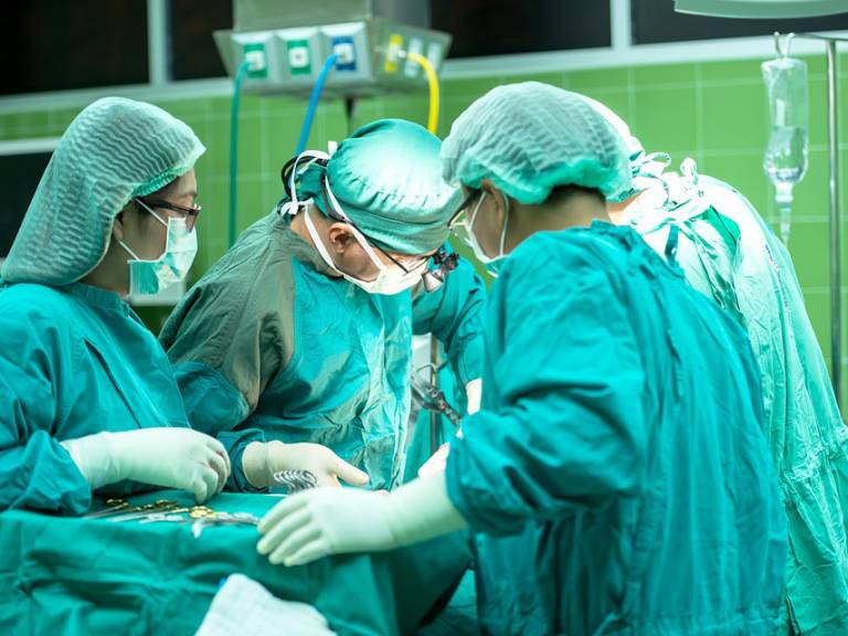 hospital_surgery_team_working_in_operating_theatre.jpg