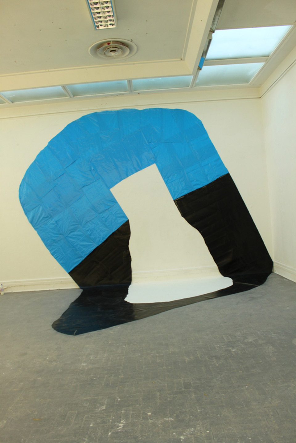 <p>Wall drawing XI (For Alice), 2012, rubble sacks, rubber flooring, marker pen, emulsion paint, 380 x 220 x 180 cm</p>
