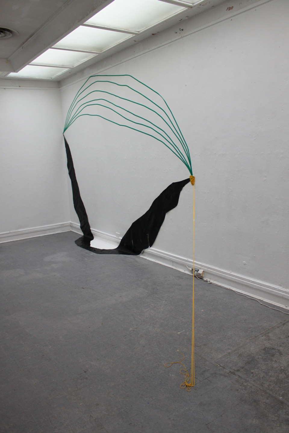 <p>Wall drawing XVI, 2013, electrical tape, latex, rubber flooring, emulsion paint, 370 x 600 x 300 cm</p>