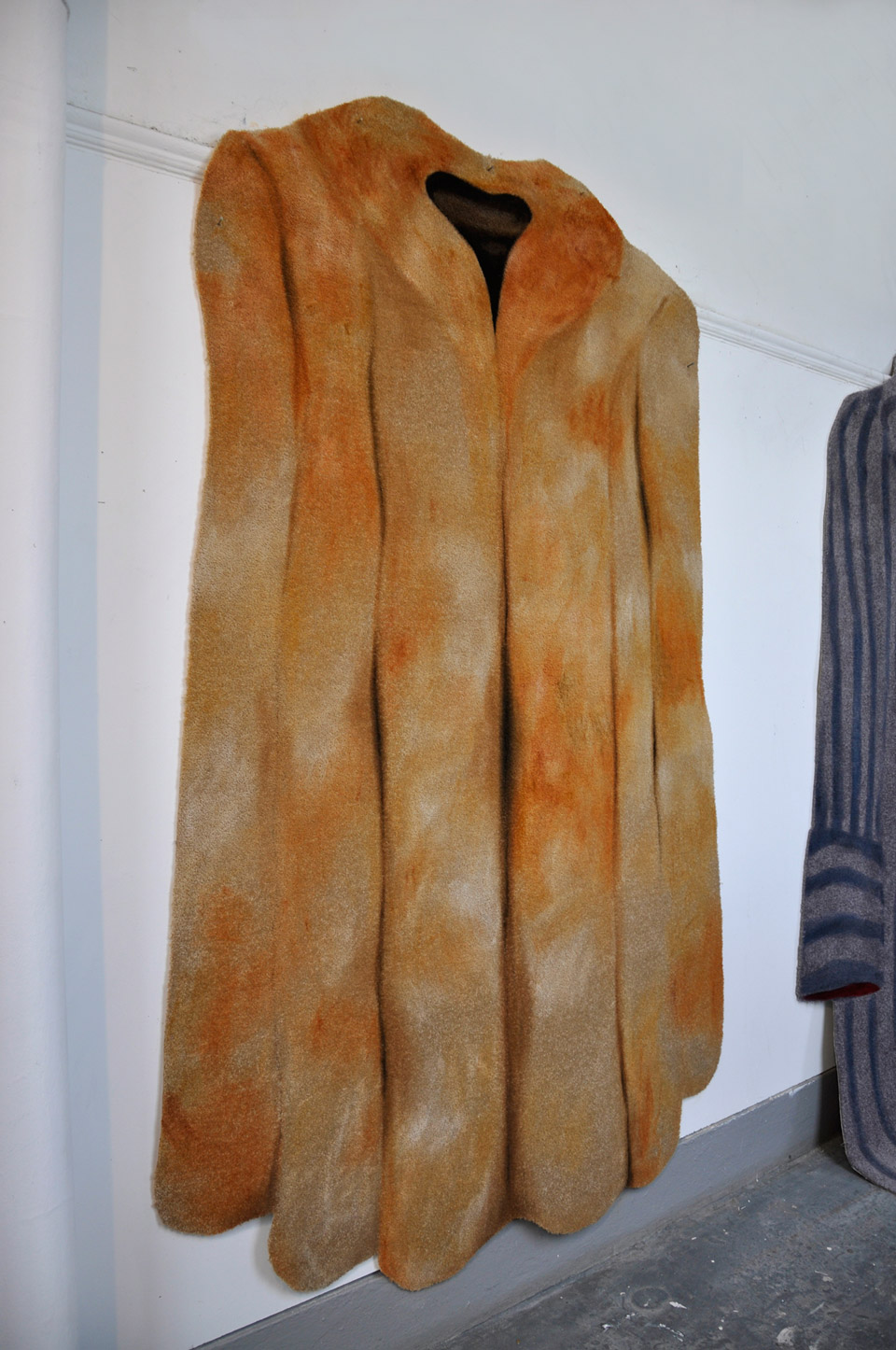 <p>Fur coat, oil on carpet, 160 x 250 cm</p>