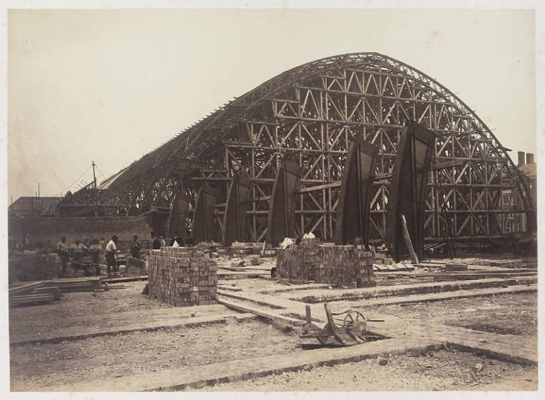 Construction of the train shed. Midland Railway- Extension to London, district 1.1868