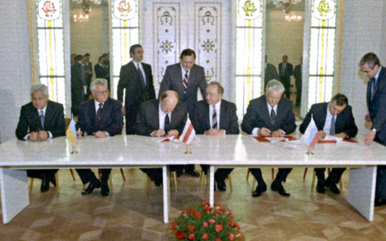 Signing the Agreement to establish the Commonwealth of Independent States