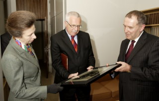 The Director hands over to HE Václav Klaus a photograph of the visit of President Masaryk to SSEES in 1923…