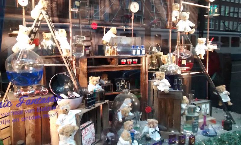 The science bears! The best window display in Amsterdam.