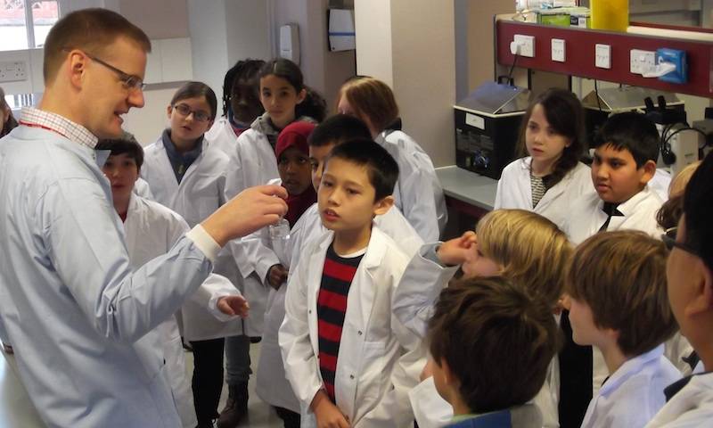 Dr Richard Milne explains DNA spooling to the children