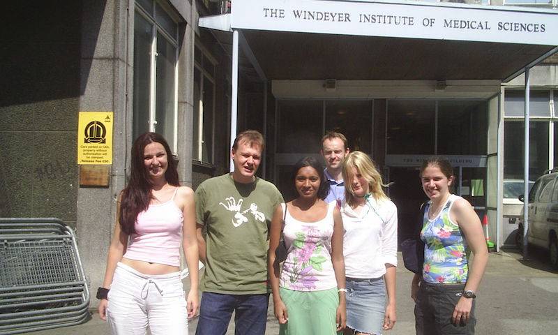 Towers group - Zuzana Keckesova, Greg Towers, Srinikar Ranasinghe, Laura Ylinen, Ben Webb and Helen Zenner outside the Windeyer Building 2004