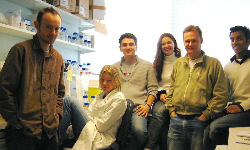 Ben Webb, Laura Ylinen, Luca Passarini, Zuzana Keckesova, Greg Towers, Neruban Kumaran in the lab 2005