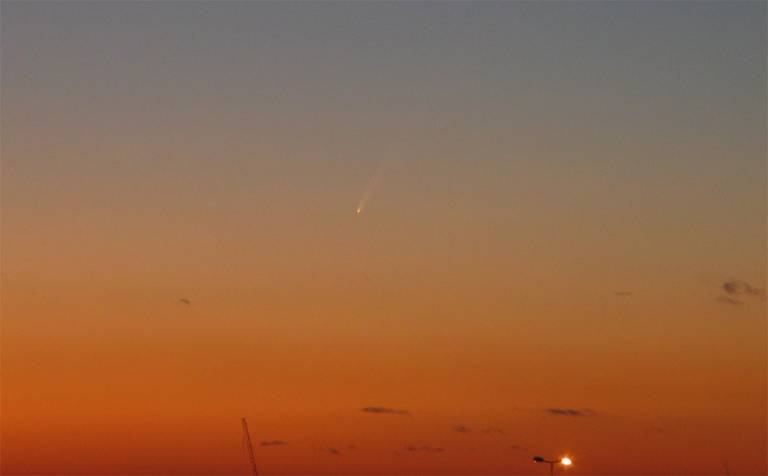 Comet McNaught (C/2006 P1) on 10 Jan 2007 17:05 UT (ISO 100, f/6.3, 0.5s).