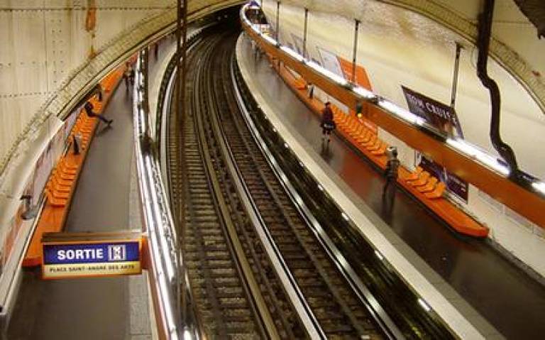 Metro de Paris Ligne 4 Saint Michel - April 2005 (Credit: Omar Omar on Wikimedia Commons)